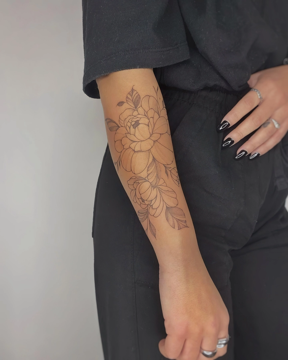 pantalon gris anthracite taille haute ongles noirs tatouage fleur avant bras