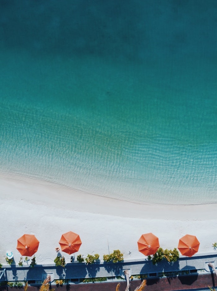 Parapluie de plage orange, sable blanche et mer bleu-vert, fond d'écran fantastique, fond ecran mer, fond d'écran tropical