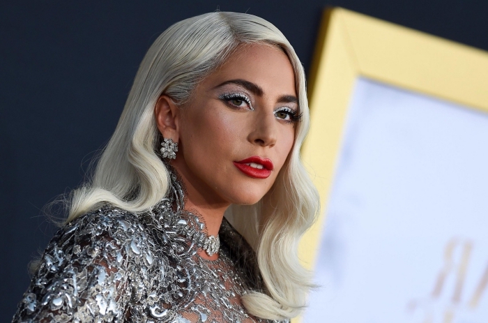 coiffure célébrité aux cheveux longs lâchés avec ondulations de style vintage, Lady Gaga aux cheveux longs en blond polaire