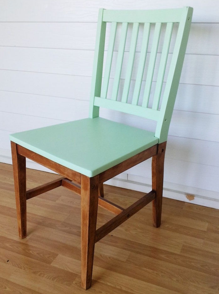 la peinture nouvelle génération 2 en 1 sans apprêt et sans ponçage comme Design et Vous permet de peindre une chaise en bois simplement et rapidement