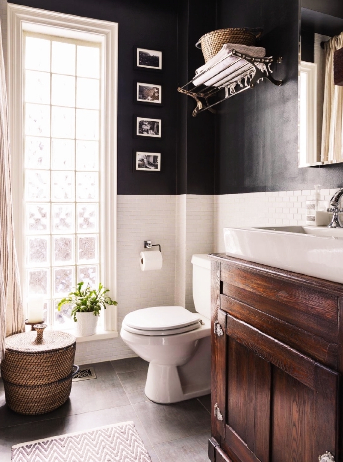 aménagement petite salle de bain de style rétro chic avec peinture foncée et carreaux blancs, idée meuble bois brut