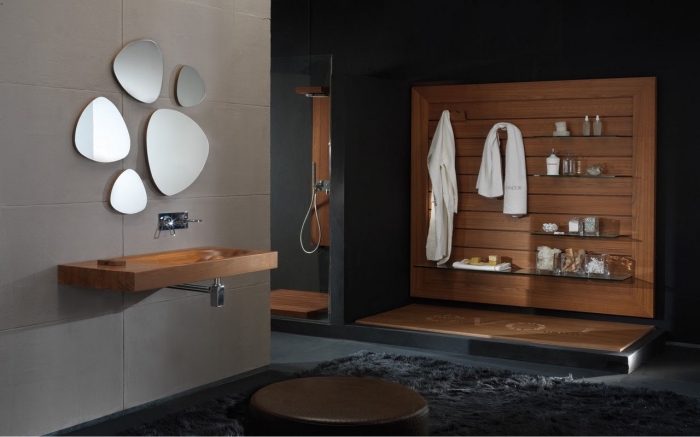 idée meuble bois salle de bain, comment aménager une salle de bain spacieuse avec cabine de douche aux murs noirs