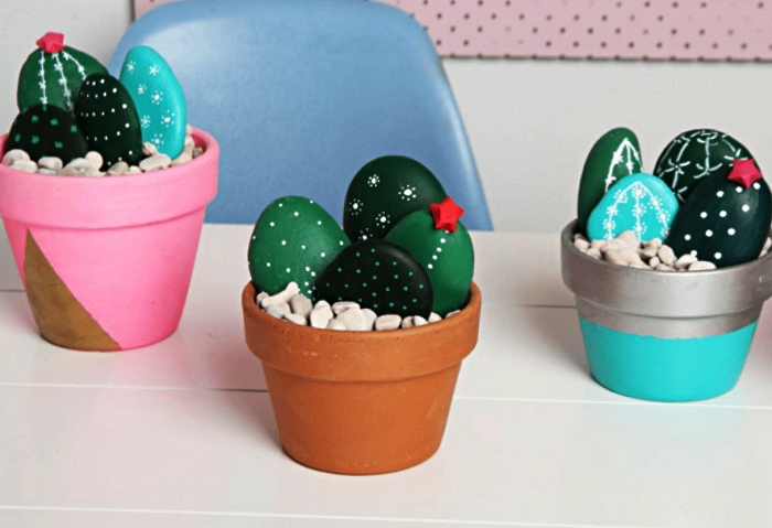 pots graphiques avec cactus en galets en teintes du vert, idée deco galet cactus, pots de faux cactus avec galets