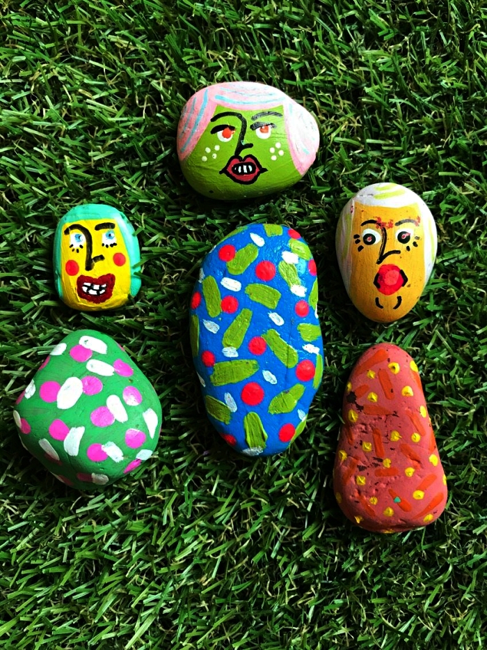 personnages amusants en galets décorés à la peinture acrylique, activité de peinture sur cailloux pour les vacances d'été