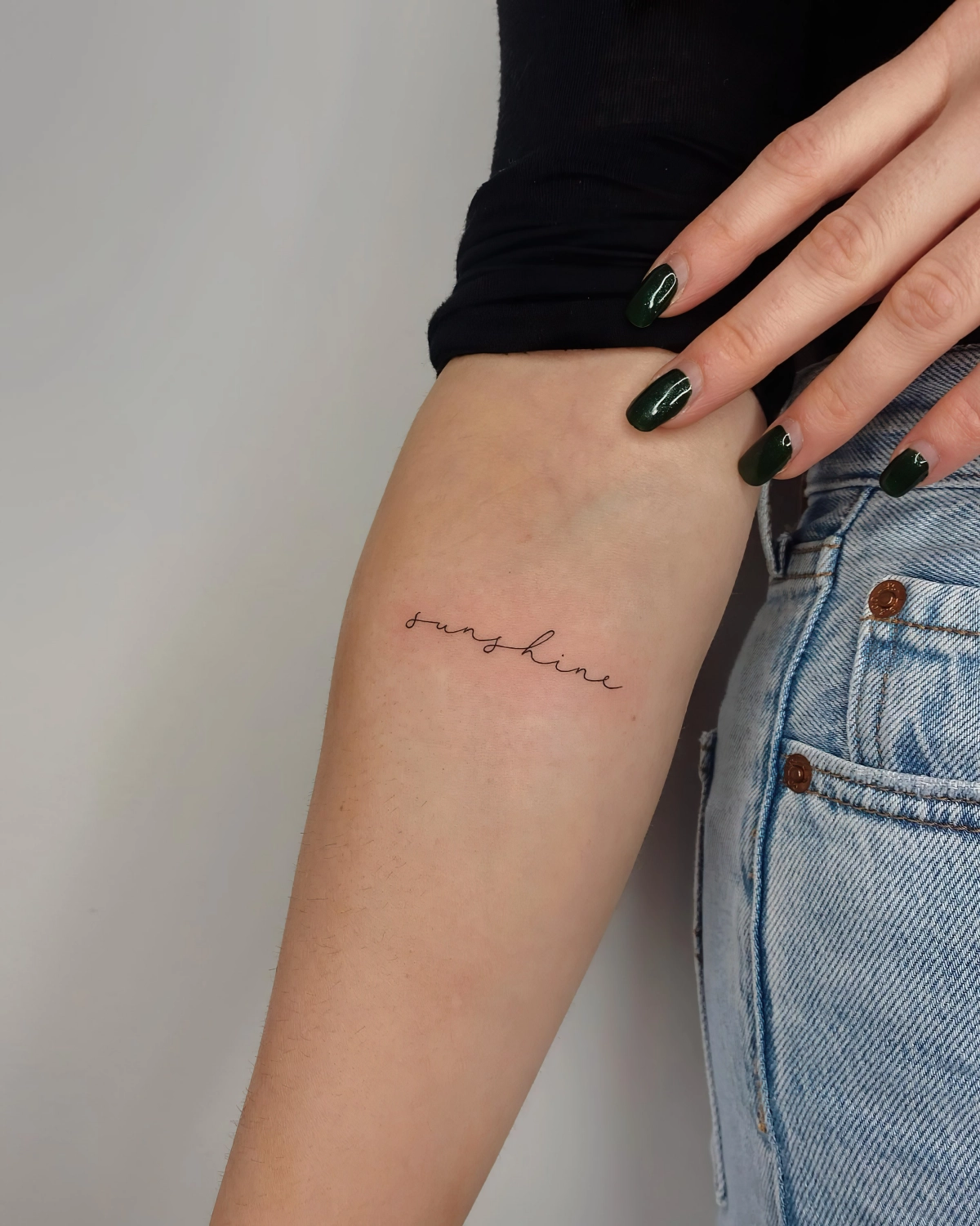 petit tatouage significatif mot citation lettre manucure ongles noirs gel