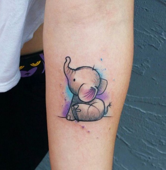 petit éléphant coloré tatoué à l avant bras, petit tatouage sympathique, symbole du bonheur et de la bonne chance