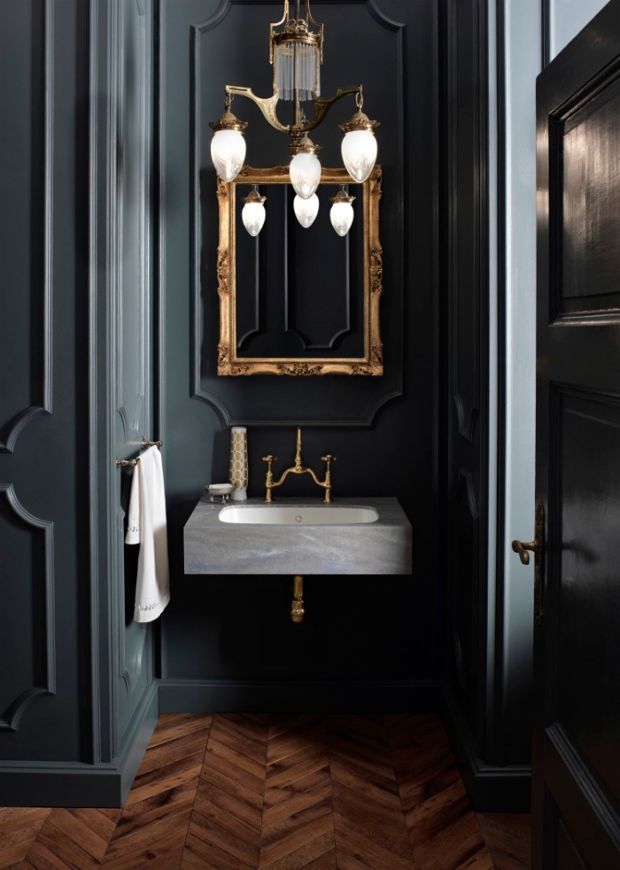 décoration petite salle de bain aux murs foncés avec parquet, modèle de petite lavabo en gris et blanc avec robinet or
