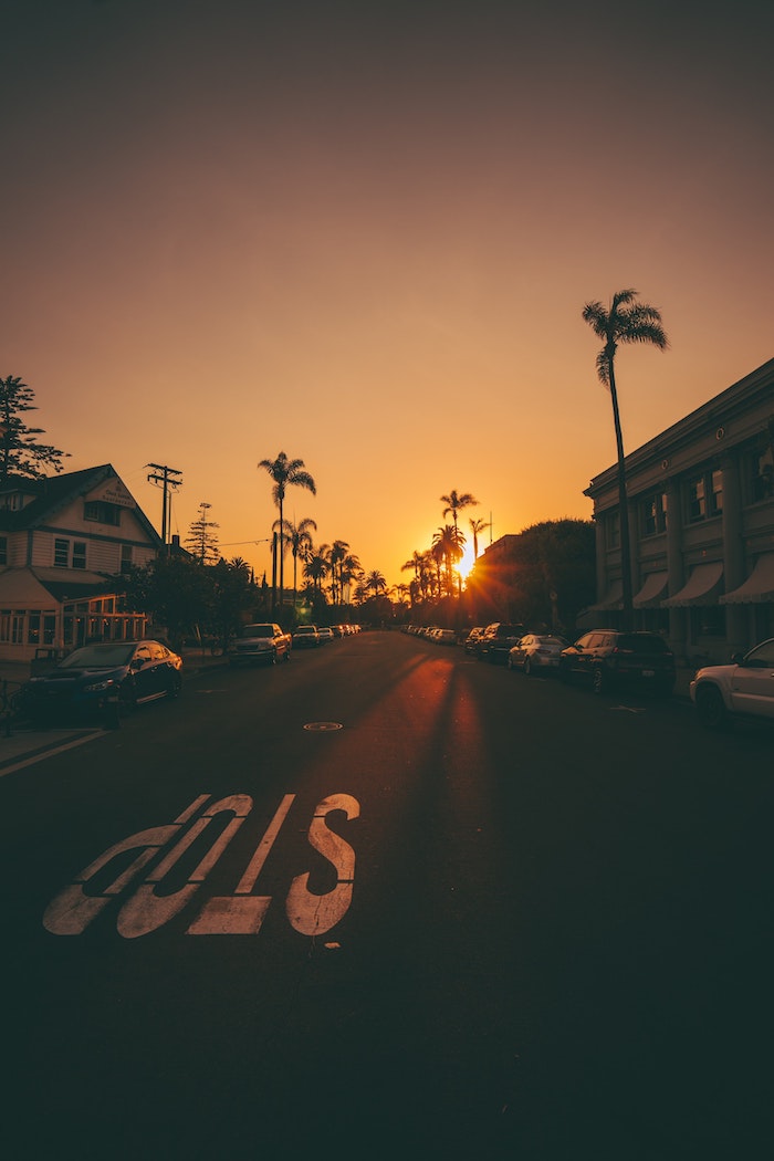 Coucher de soleil rue de Californie avec les palmiers, image paysage, fond d'écran stylé, beau fond d'écran paysage