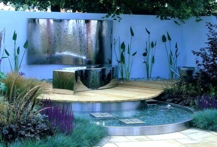 piscine décorative, clôture bleue, éléments paysagers pour l'aménagement d'un petit jardin, plantes hautes, plantes architecturales