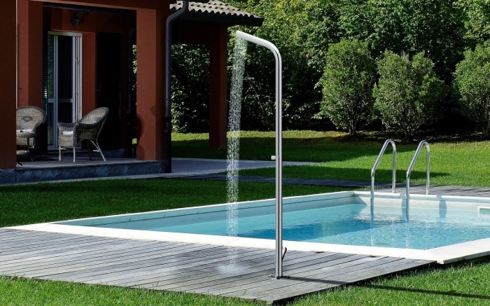 aménagement de cour arrière avec piscine et gazon, modèle de douche solaire piscine en inox sur terrasse bois gris