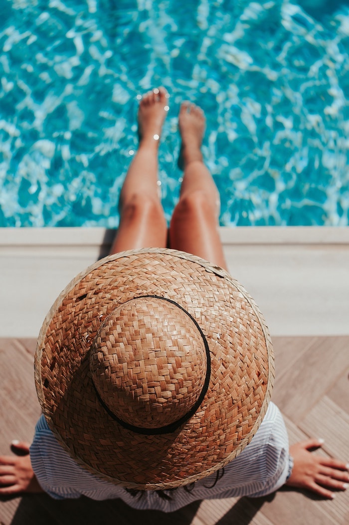 Femme pieds dans l'eau de piscine, fond ecran paysage, fond d'écran été, le plus beau endroit du monde