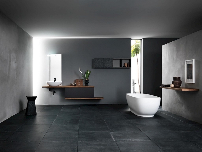 idée meuble salle de bain bois massif, salle de bain tendance aux murs foncés, décoration salle de bain en nuances de gris