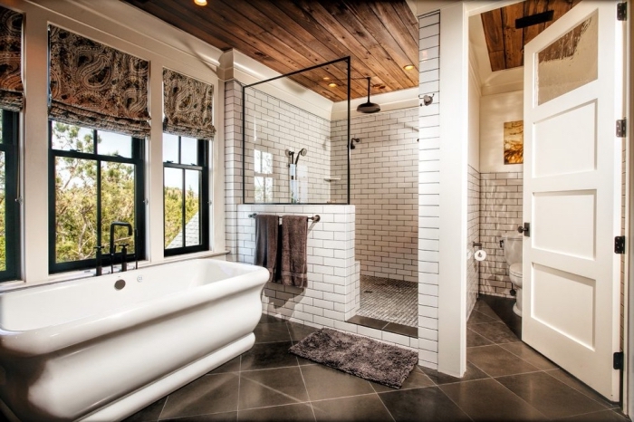 décoration salle de bain blanc et bois avec finitions en noir, modèle carrelage salle de bain en nuances de gris