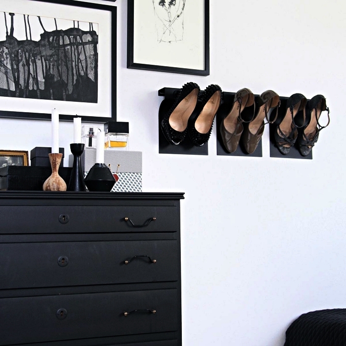 rangement chaussure mural noir au design minimaliste pour y mettre ses talons, astuce de rangement pour chaussures