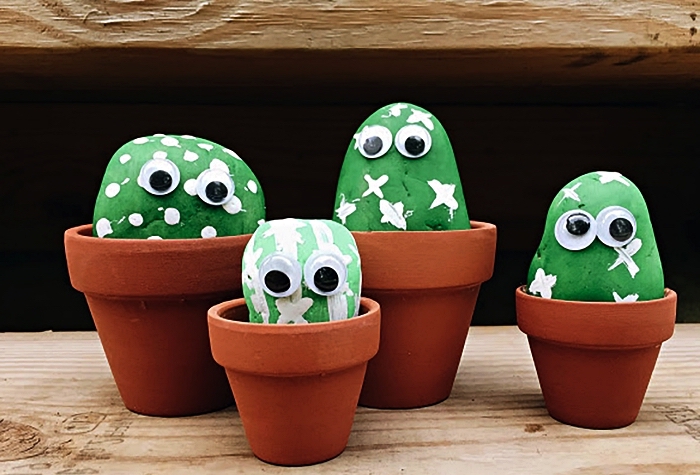 des pots de faux cactus avec galets monstres verts, peindre des galets cactus amusants