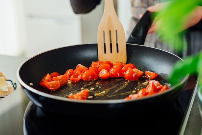 faire revenir les tomates avec de l ail à la poele pour faire tagliatelles de lgumes, comment faire des spaghetti de courgette