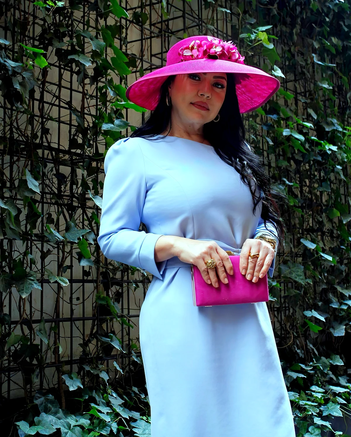 quelle couleur pour la robe de la mere de la mariee femme chapeau et sac rose