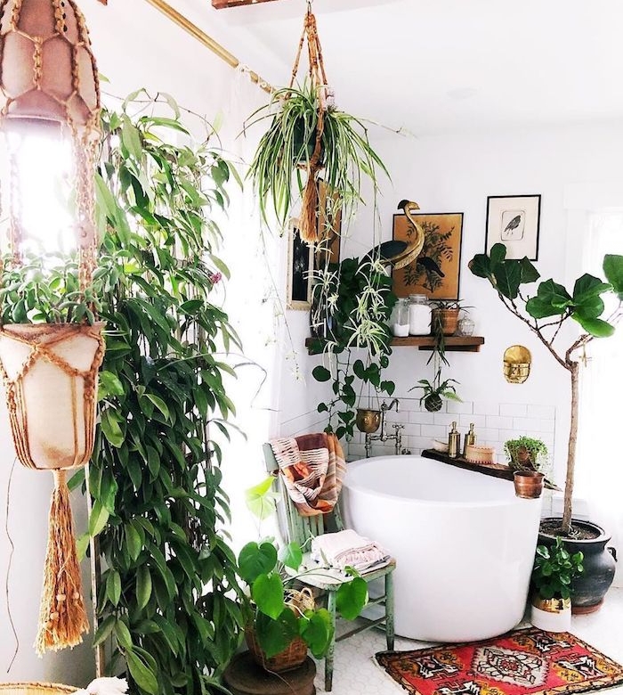 salle de bain jungle avec petite baignoire d angle, étagère bois d angle, petit apis oriental, carrelage et peinture blanche, motif jungle à travers le végétaux
