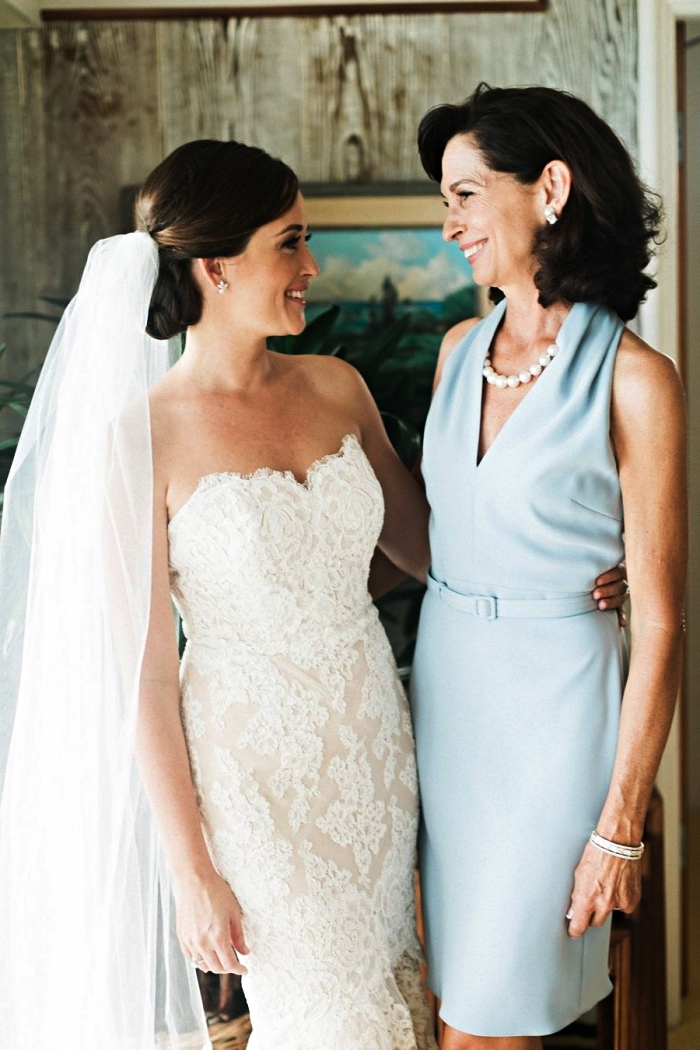 robe mere de la mariee longueur genou couleur bleu ciel ajustée à la taille avec une petite ceinture, accessoirisée avec un collier de perles