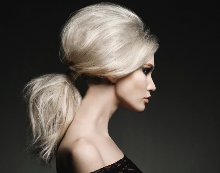 coiffure pour cheveux épais attachés en queue avec volume, couleur blond polaire pour visage teint clair et yeux marron