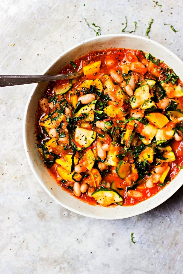 recette de ragoût de courgettes, sauce tomates, haricots blancs et chou kale, recette avec courgette et légumes réconfortante