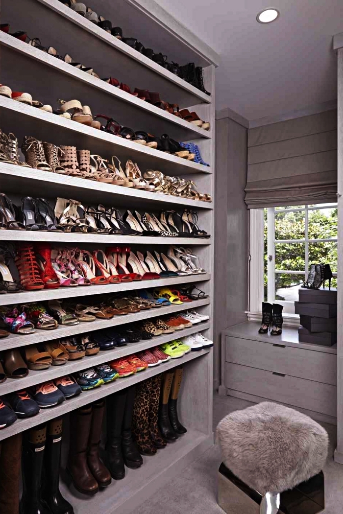 meuble a chaussure avec étagères multiples dans une petite pièce dressing, étagères à chaussures ouvertes sur mesure