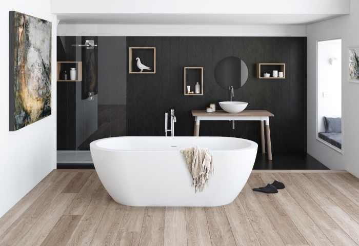 quelles couleurs associer avec le gris anthracite, modèle salle de bain noir et blanc avec parquet en bois clair