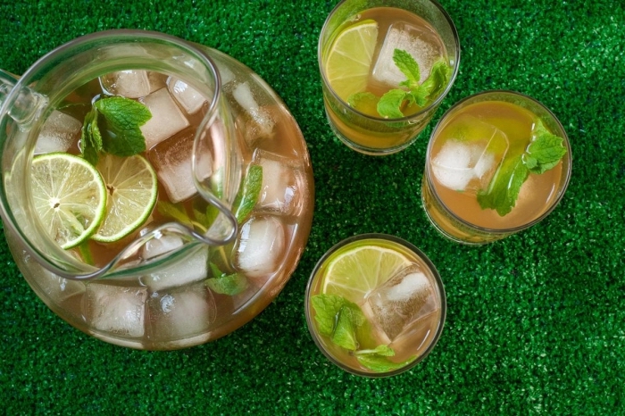 pichet rempli d'eau fruitée au thé vert aromatisée de menthe, idée recette thé glacé au citron vert et à la menthe