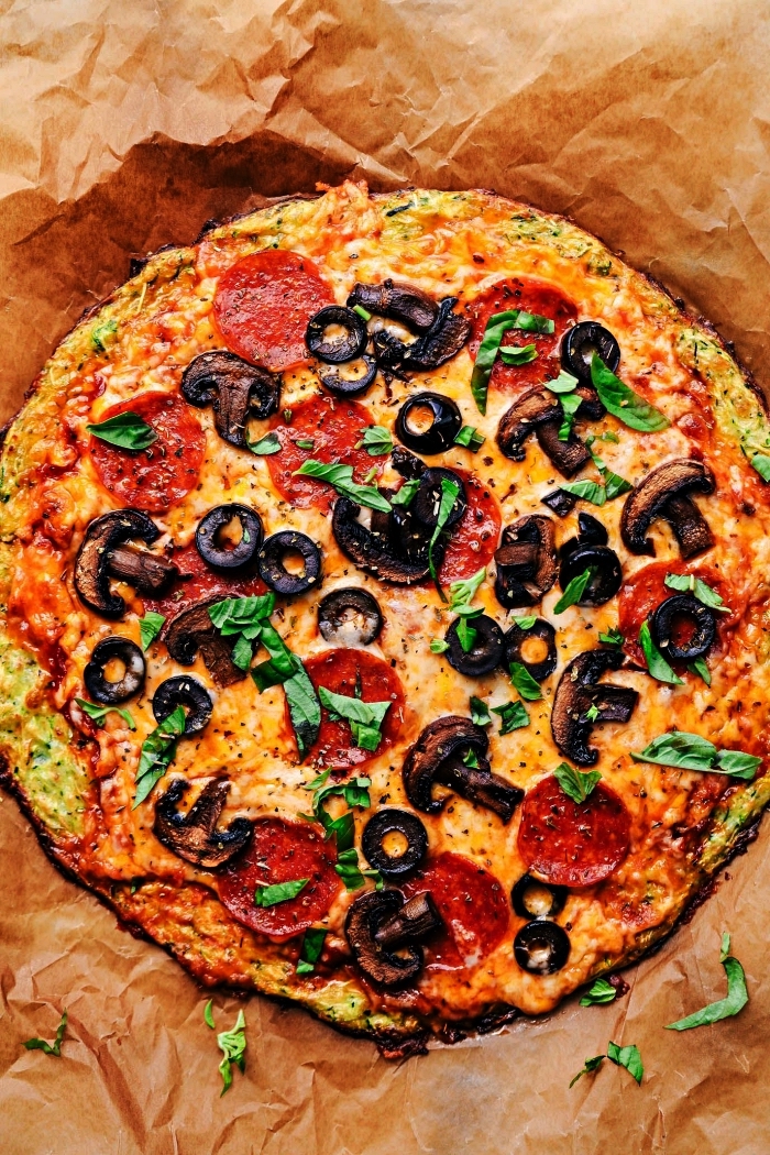 pizza pepperoni à la croûte de courgette, comment cuisiner des courgettes de façon originale, pizza originale avec une base de courgettes