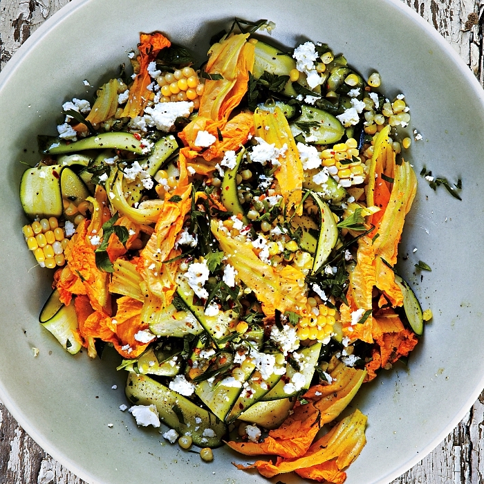 salade composée d'été aux courgettes, fleurs de courgette, maïs et fromage, idée pour cuisiner courgette et fleur de courgette