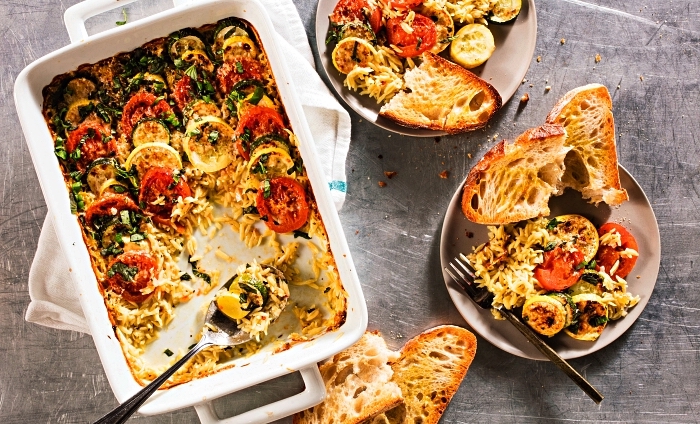 casserole d'orzo avec courgettes et tomates gratinées, idee recette plat principal au four à base de courgettes