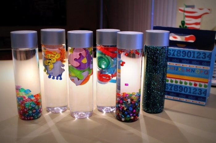 exemple activité manuelle 2 ans, modèles de petites bouteilles en verre montessori, diy bouteille personnalisée