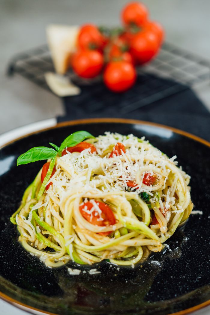 comment faire des spaghetti de courgette aux tomates cerises avec du pesto et parmesan, recette legere vegetarienne pour le soir