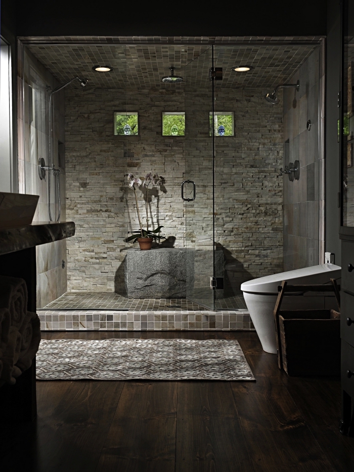 comment aménager une salle de bain zen aux couleurs foncées, idée salle de bain avec cabine de douche aux murs pierres