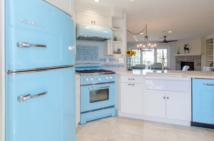 Frigo bleu cuisine rétro année 60 design d'intérieur, vintage chic pour la cuisine