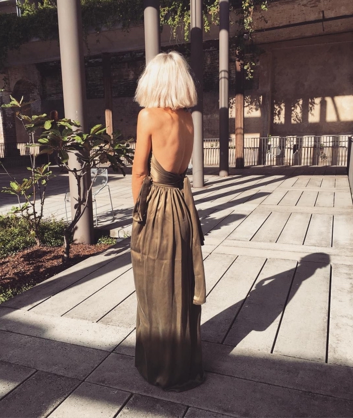 coupe de cheveux courte tendance femme 2019, idée coupe carré blond blanc aux racines foncées, robe longue d'été