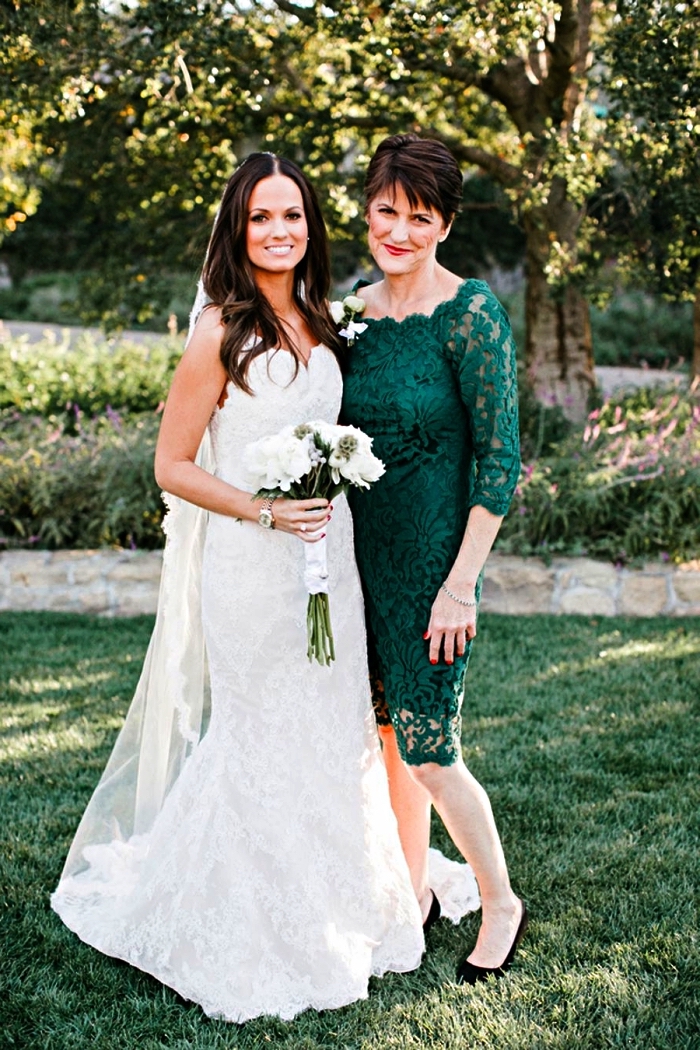 robe de cérémonie femme chic pour la mère de la mariée, robe dentelle verte longueur genou avec manches trois-quart