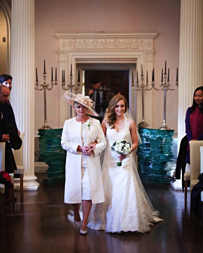 robe de cérémonie blanche assortie avec une veste habillée femme pour mariage et un chapeau de cérémonie rose poudré