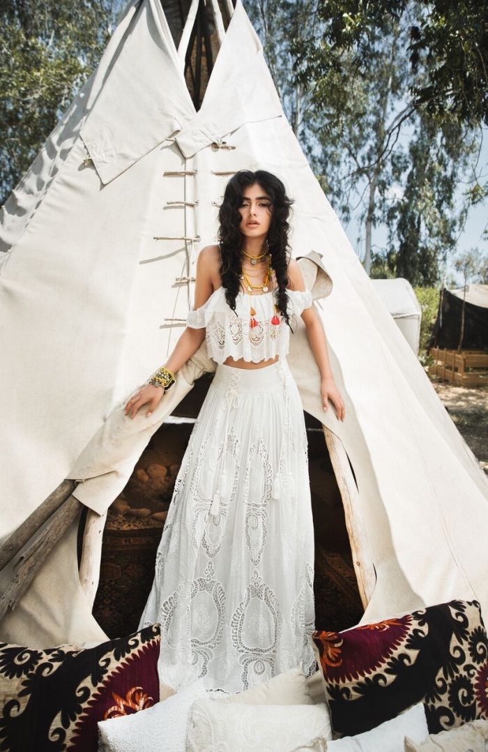 style vestimentaire gypsy femme, idée tenue d'été en robe blanche longue deux pièces, coiffure cheveux bouclés
