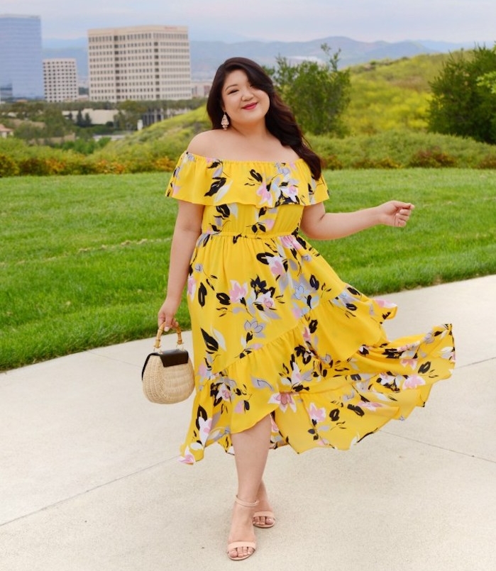 robe grande taille femme moderne, robe jaune à imprimé fleuri style fluide, sac à main tendance