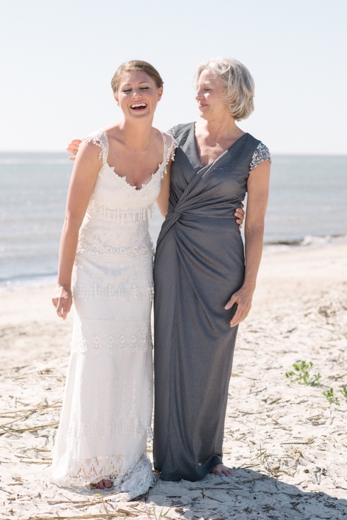 idée de tailleur femme mariage formel pour la mère de la mariée, robe portefeuille longue couleur gris avec manches à sequins