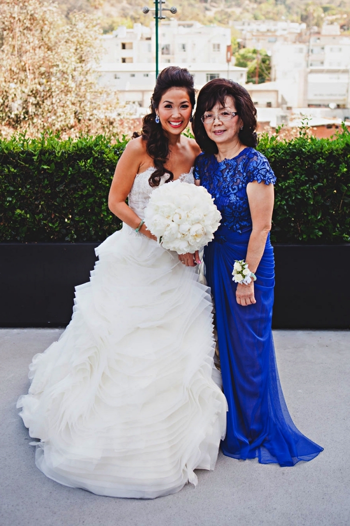 tenue ceremonie femme 50 ans, robe mère de la mariée couleur bleu roi avec haut en dentelle et jupe plissée