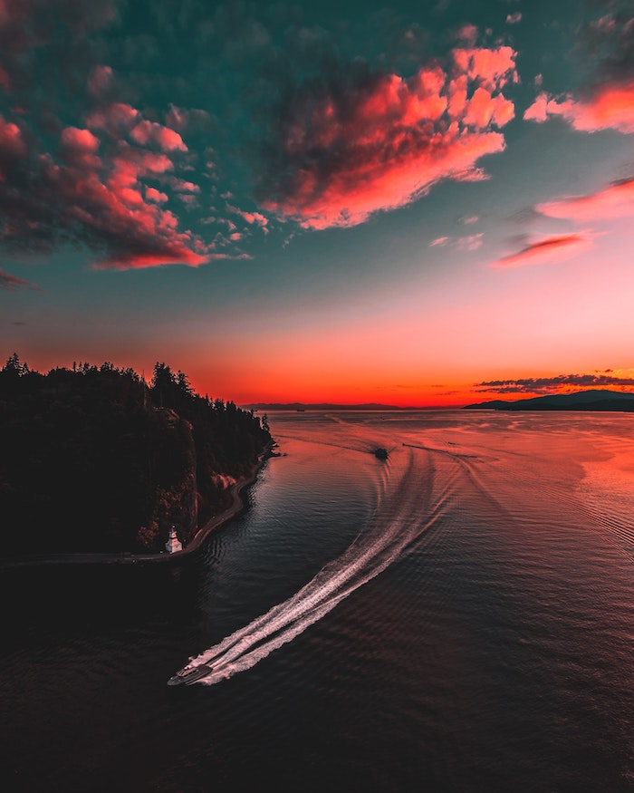 Yacht dans la mer, coucher de soleil coloré, fond d'écran plage, magnifique photo de paysage d'été