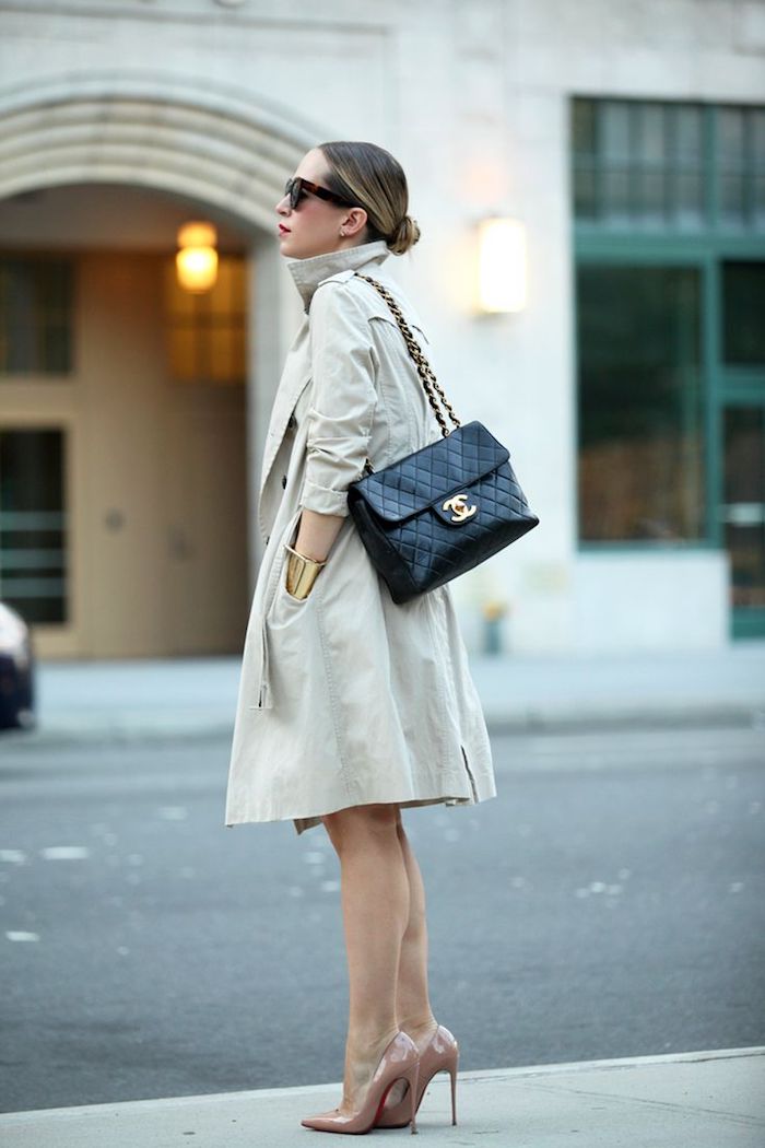Manteau classe, sac à main Chanel, chaussures à talon couleur nude, tenue décontractée chic femme, être une femme stylee