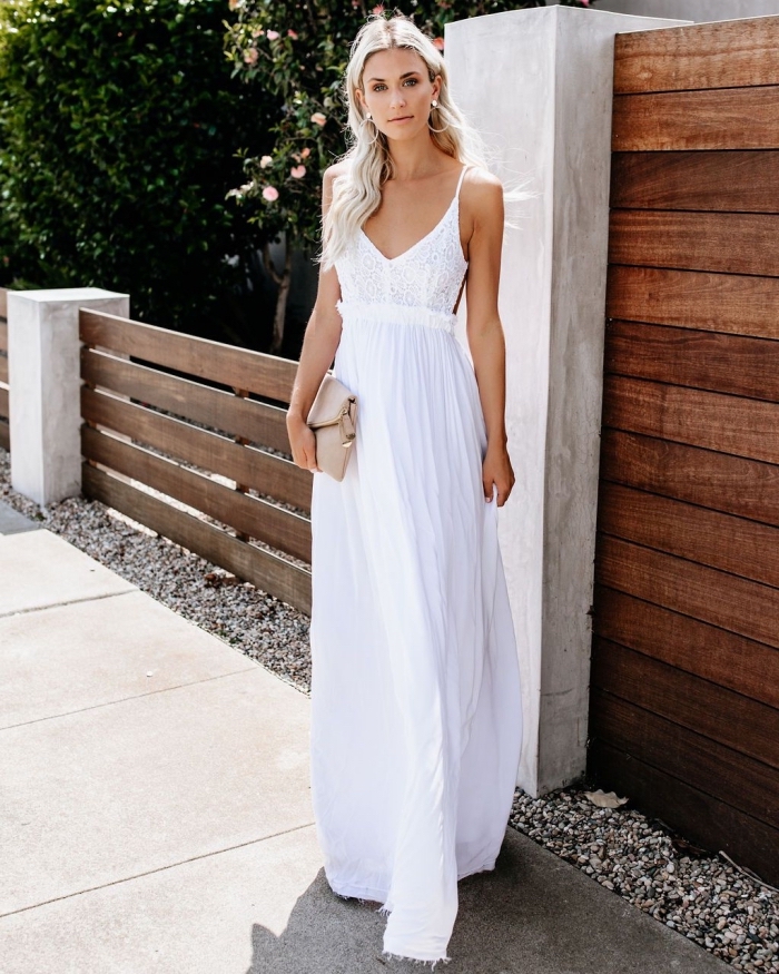 comment bien s'habiller en été femme, modèle de robe longue avec bretelles fines et décolleté en v de couleur blanche