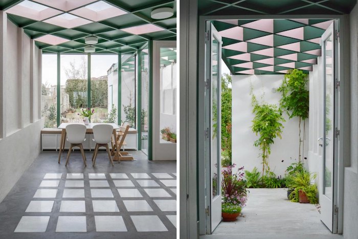 petite salle à manger style scandinave en extension avec plafond original à carreaux vitrés et sol de beton