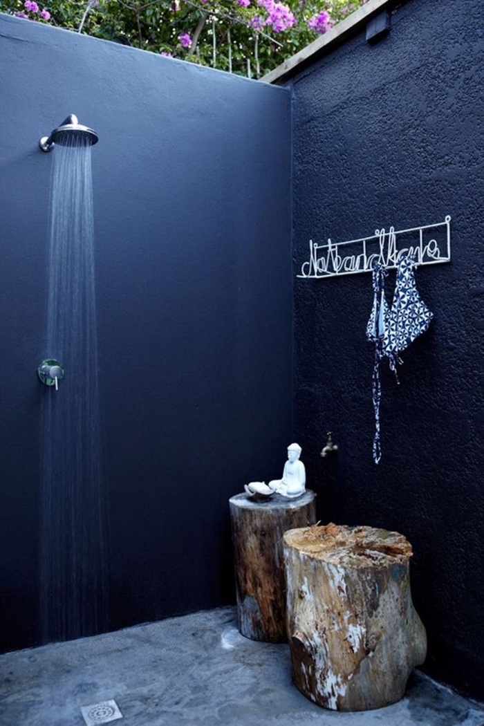 exemple de petite salle d'eau aux murs en peinture bleu pétrole, modèle de douche pluie en inox dans le jardin