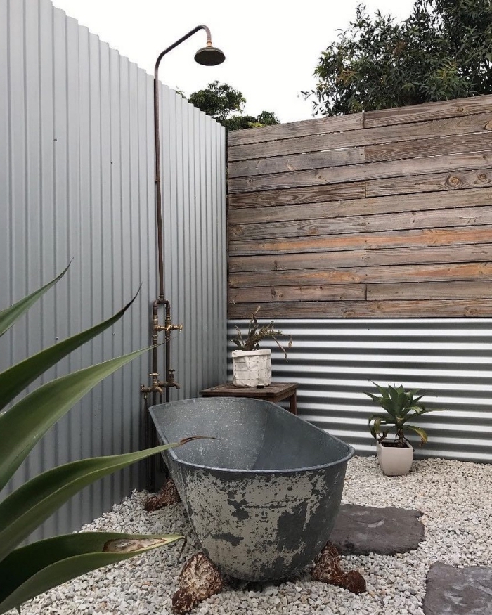 idee deco jardin avec baignoire autoportante et douche de jardin, design industriel avec douche en métal et baignoire effet béton