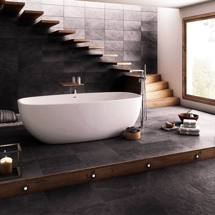 idée salle de bain design contemporain en gris anthracite et bois, modèle baignoire autoportante en blanc et robinet inox