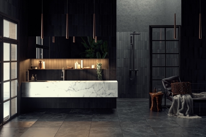comment décorer une salle de bain contemporaine aux murs noirs et sol en dalles gris anthracite avec cabine de douche
